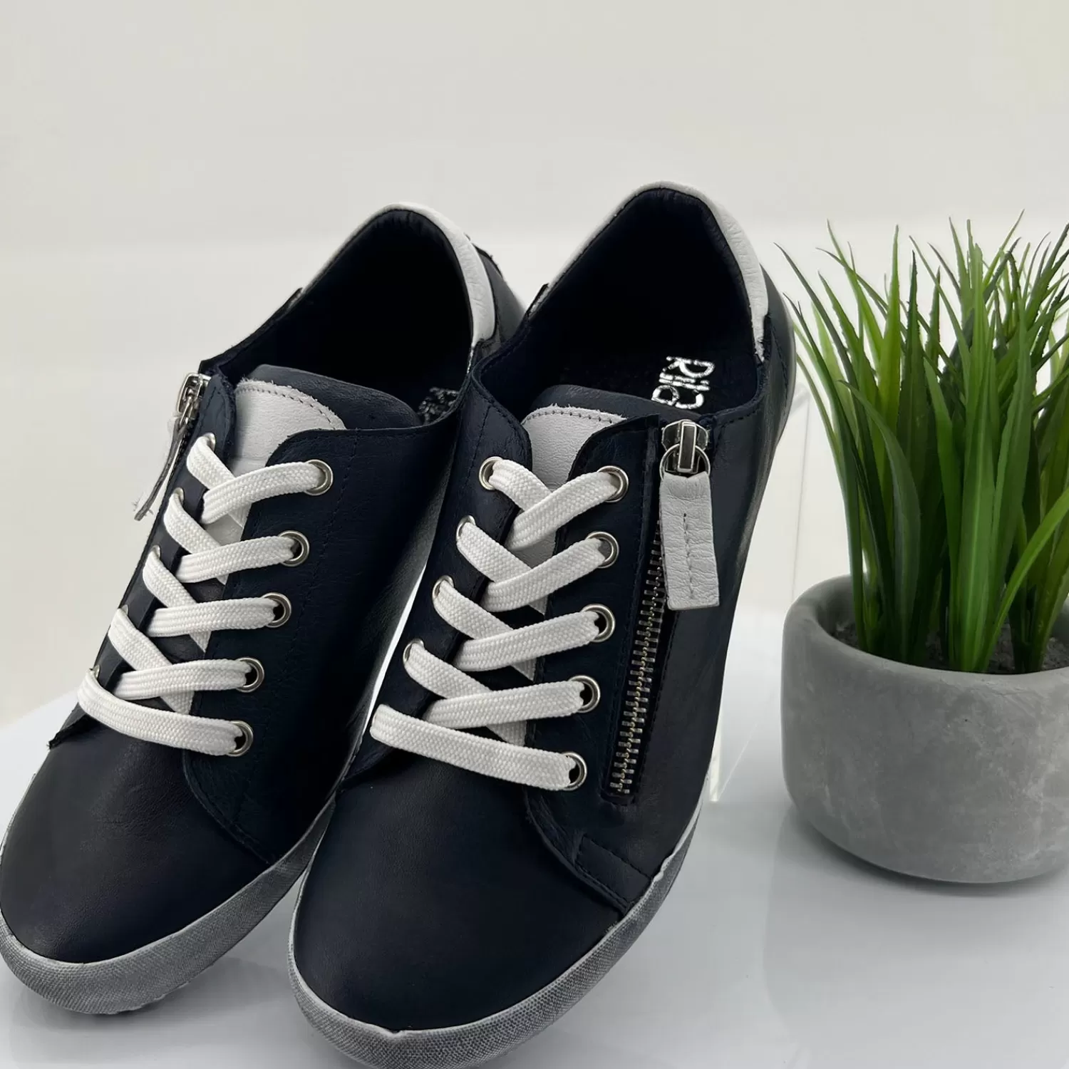Rilassare Sneakers*Tess Flat Sneaker | White/Navy | RS12