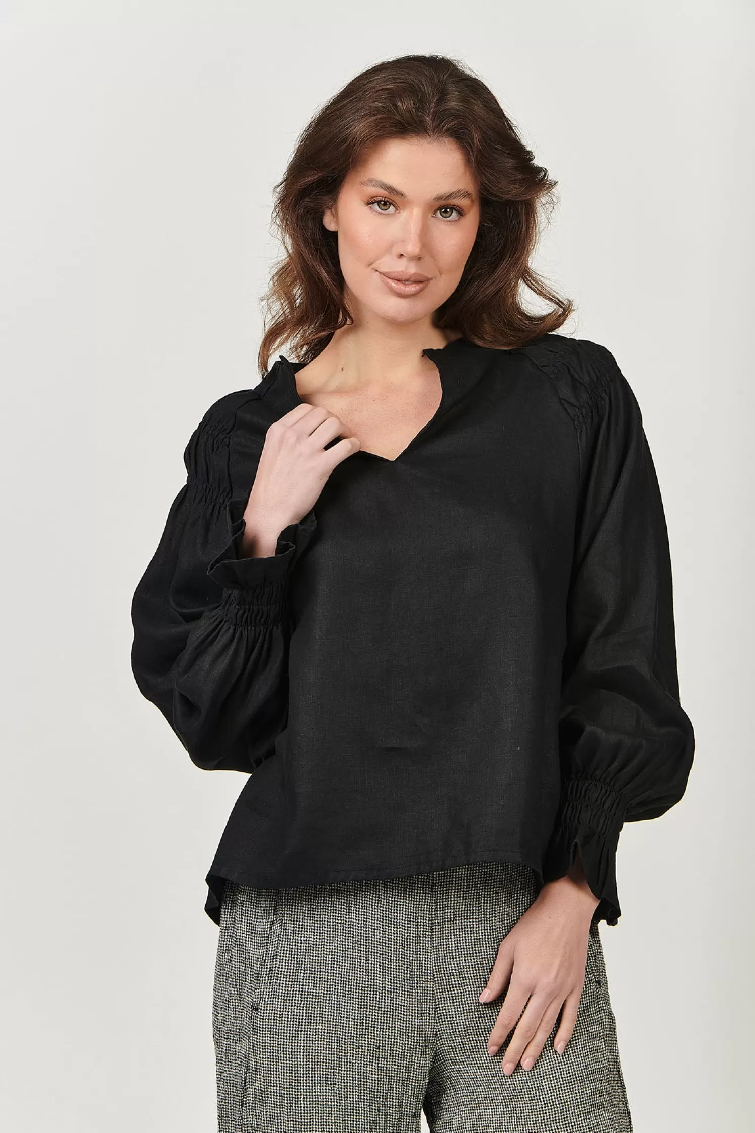 Naturals By O & J Linen Lovers | Shirts & Tops*Tina V-Neck Linen Top - Black - OJ23
