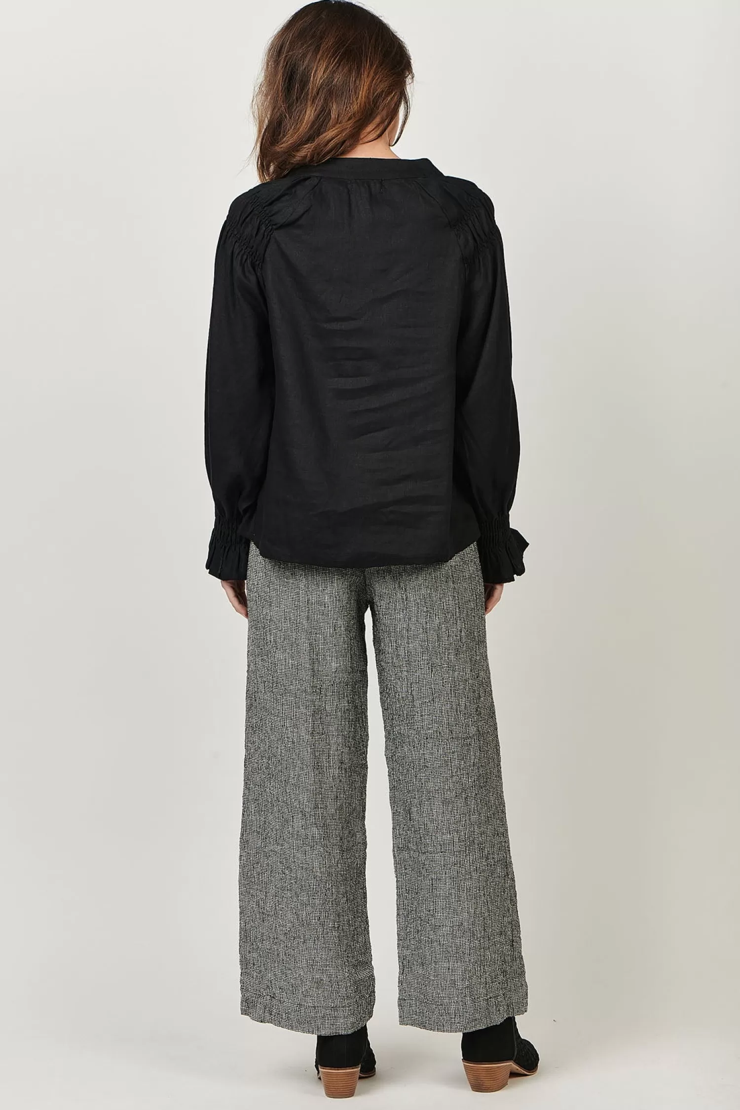 Naturals By O & J Linen Lovers | Shirts & Tops*Tina V-Neck Linen Top - Black - OJ23